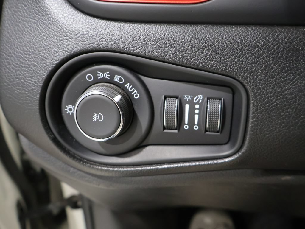 Used 2023 Jeep Renegade Trailhawk w/ Trailhawk Elite Group AWD/4WD image 30