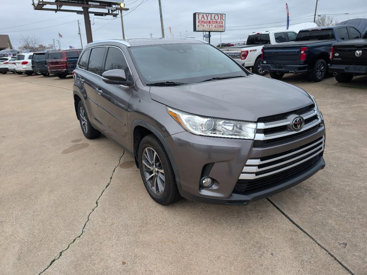 Used 2019 Toyota Highlander XLE AWD/4WD image 3