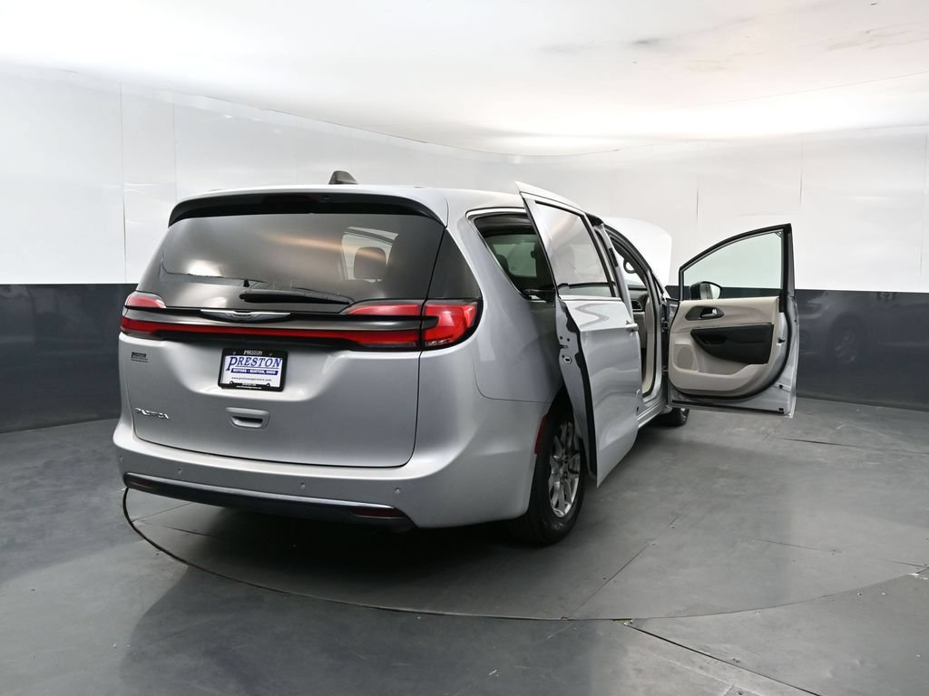 Used 2024 Chrysler Pacifica Touring-L FWD image 29