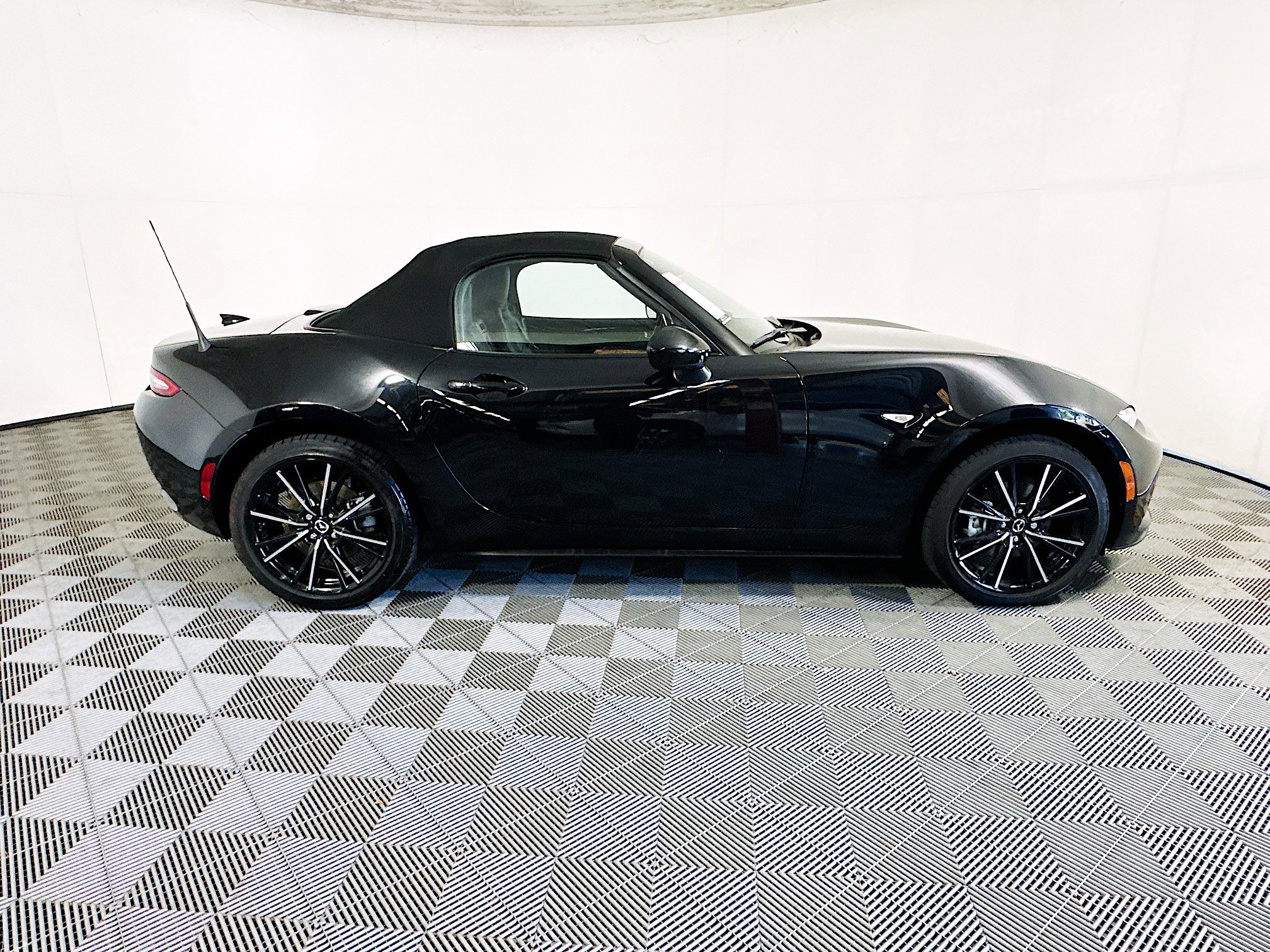 Used 2024 MAZDA MX-5 Miata Grand Touring RWD image 2