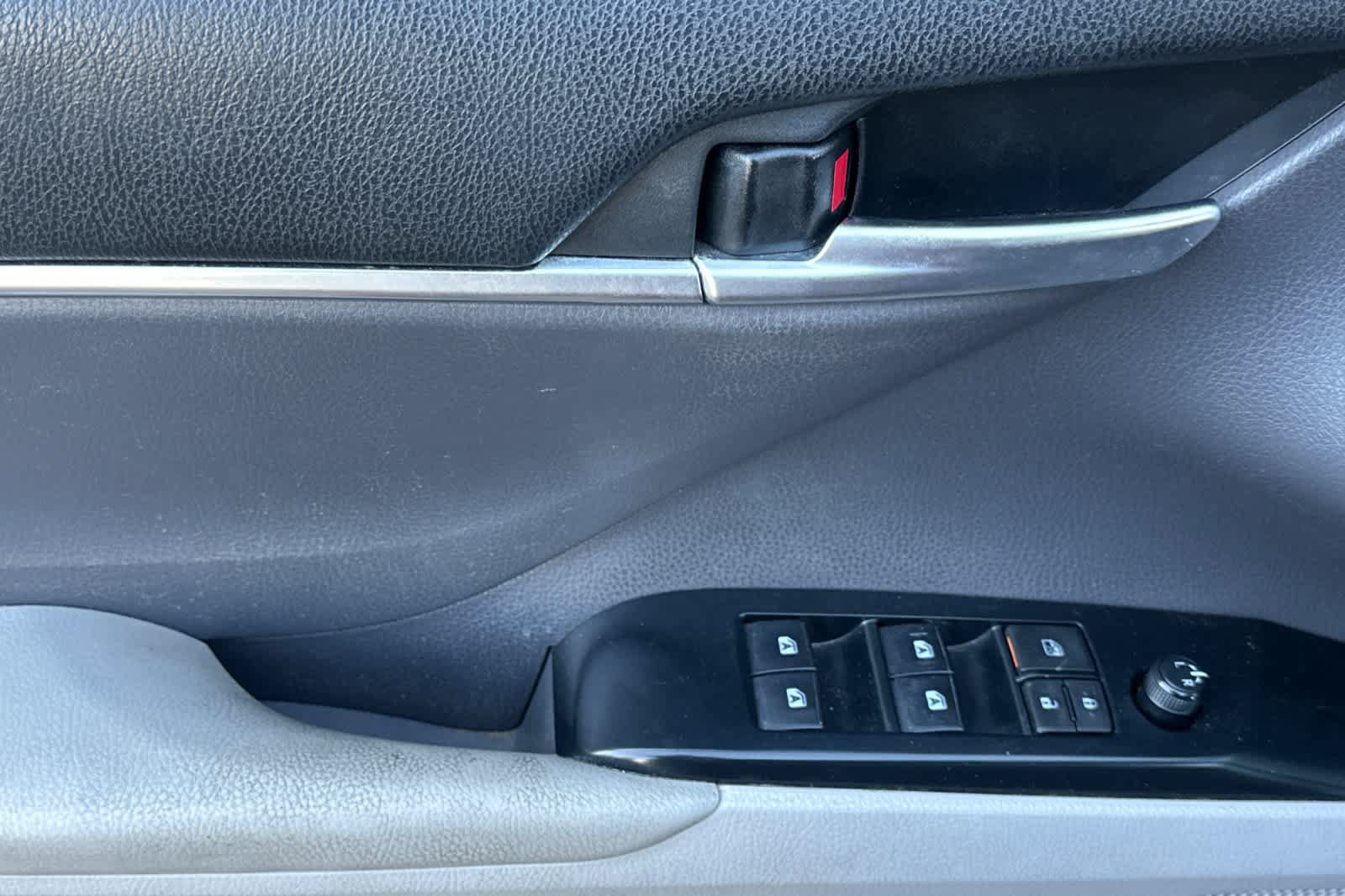 Used 2018 Toyota Camry SE FWD image 15