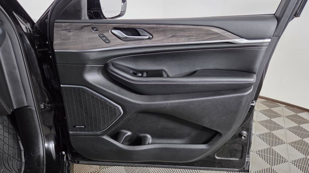 Used 2022 Jeep Grand Cherokee Overland w/ Luxury Tech Group IV image 36