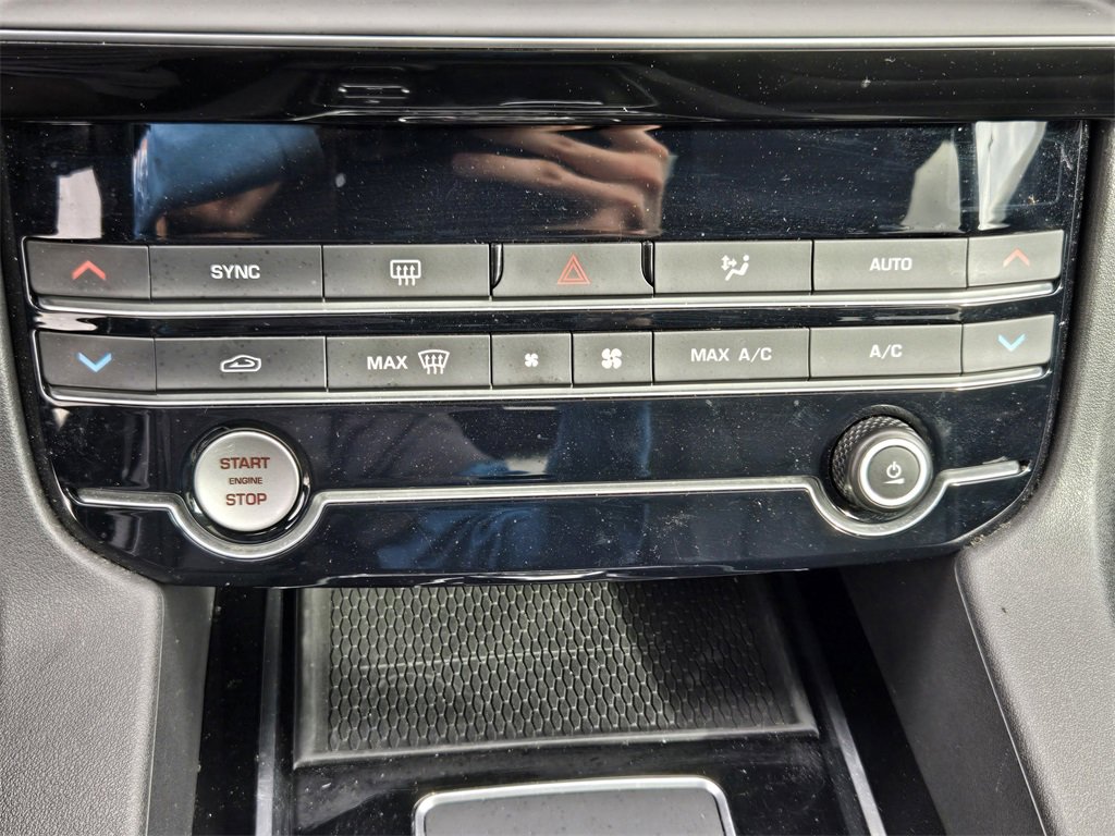 Used 2019 Jaguar F-PACE Premium image 16