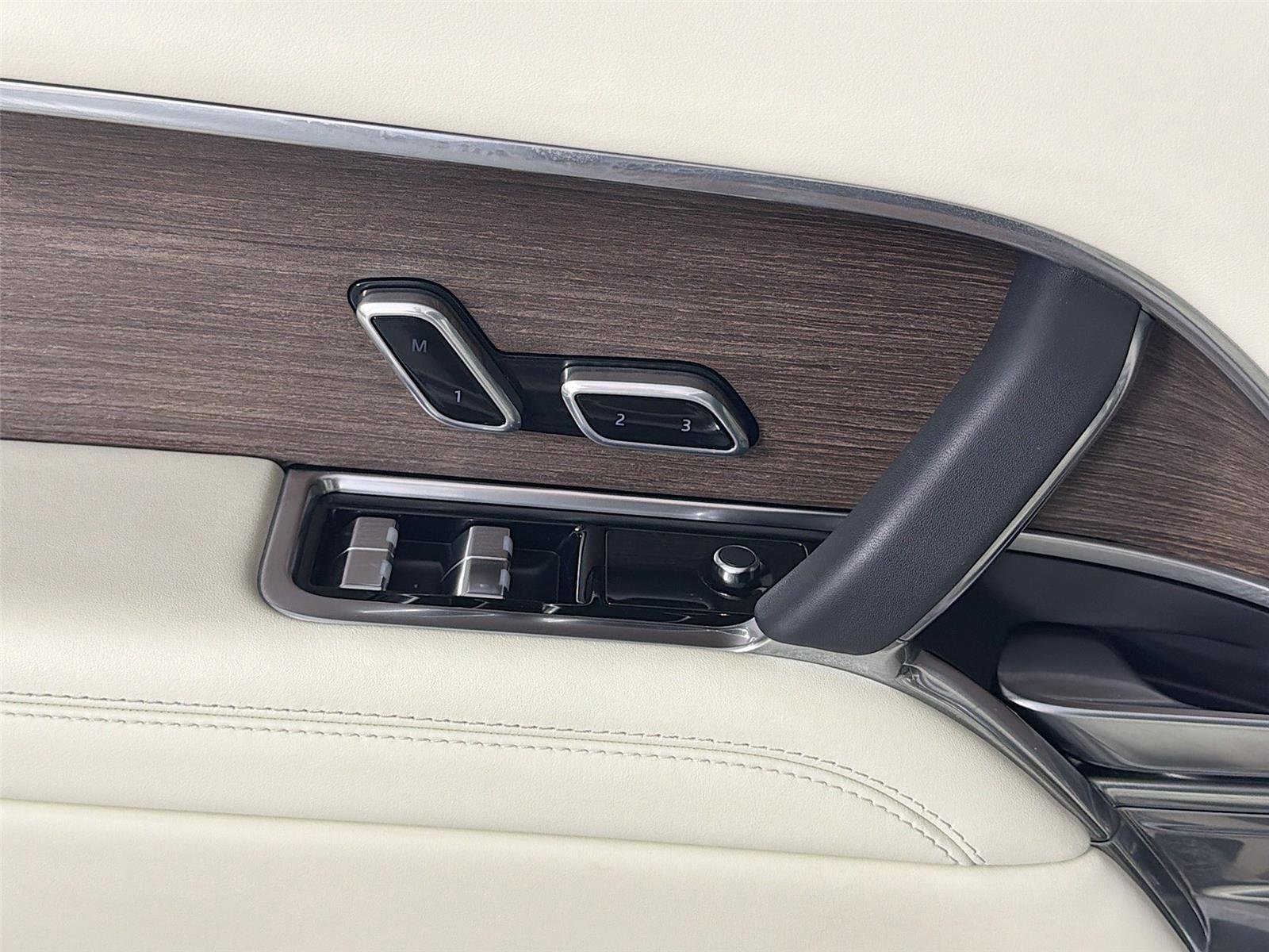 Certified 2025 Land Rover Range Rover SE AWD/4WD image 17