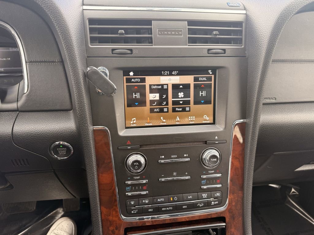 Used 2017 Lincoln Navigator Select image 25