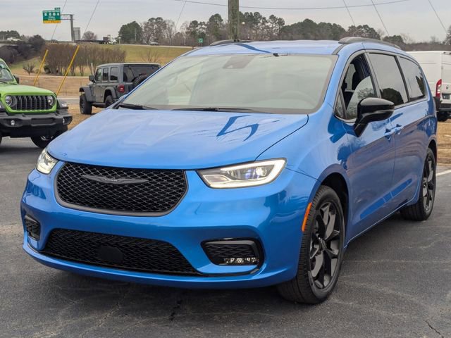 New 2026 Chrysler Pacifica Select w/ S Appearance Package image 4