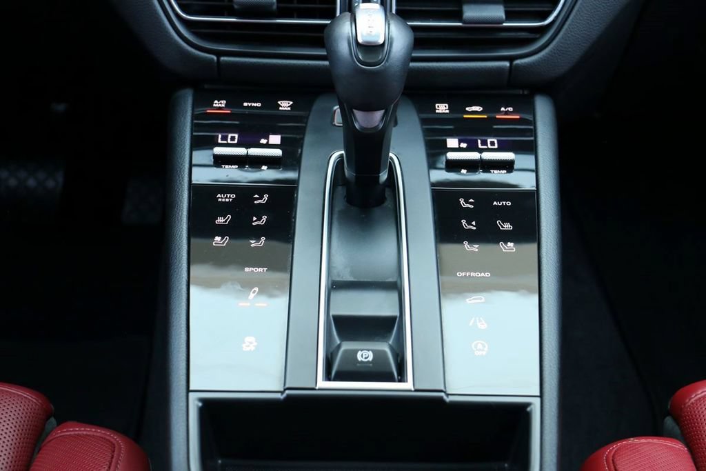 Used 2024 Porsche Macan S AWD/4WD image 30