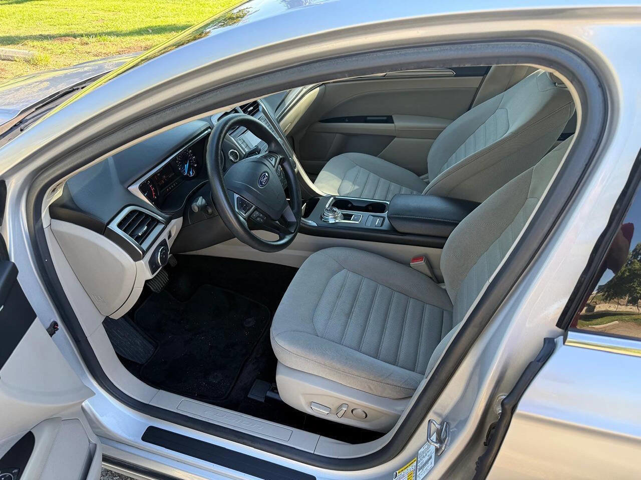 Used 2017 Ford Fusion SE image 6