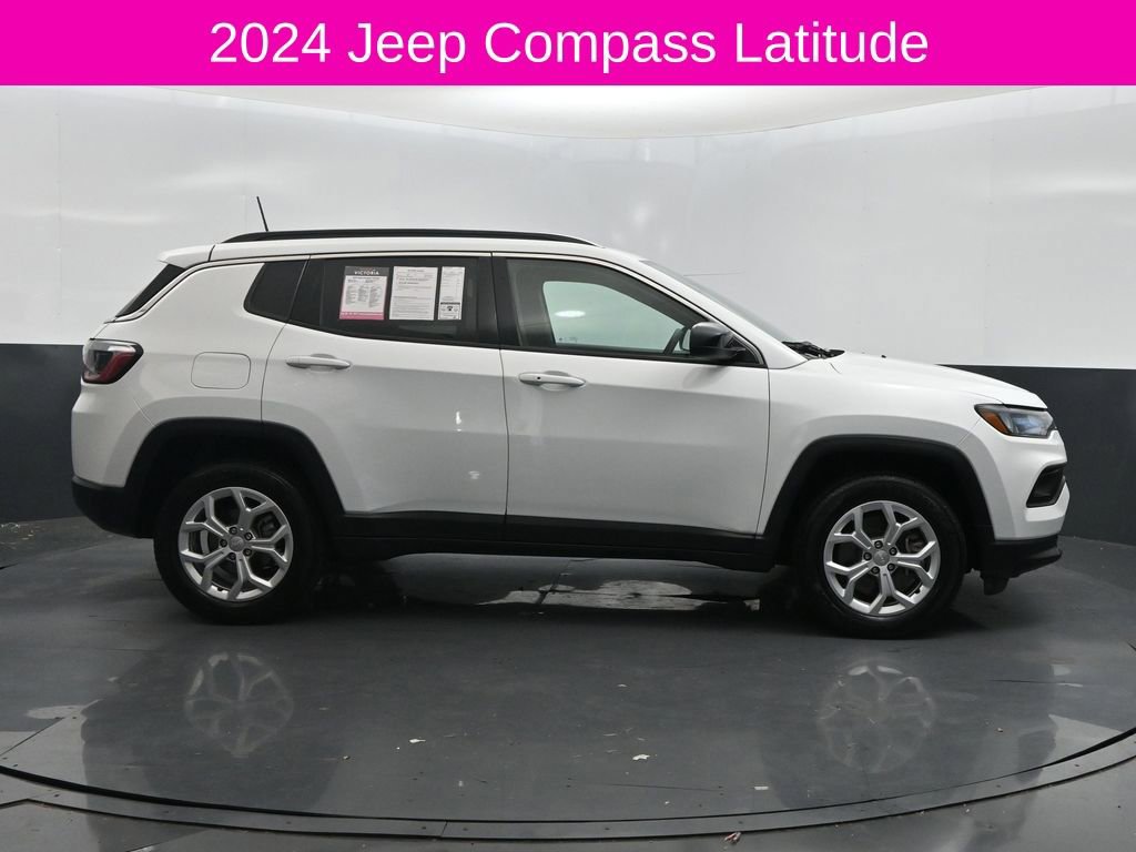 Used 2024 Jeep Compass Latitude image 4