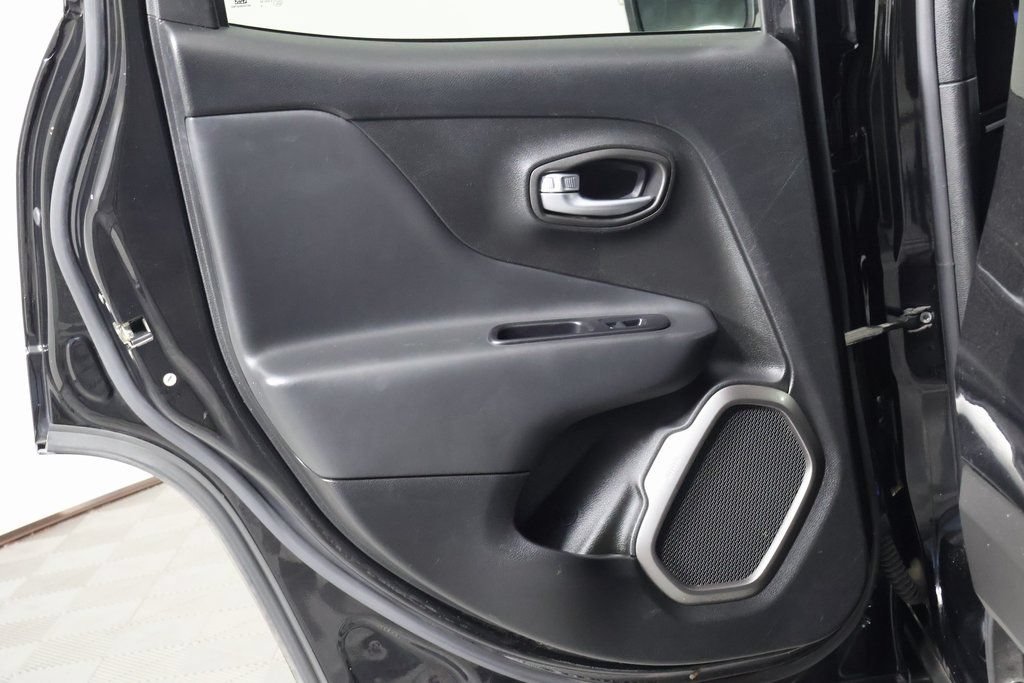 Used 2018 Jeep Renegade Limited w/ UConnect 8.4 Nav Group FWD image 13