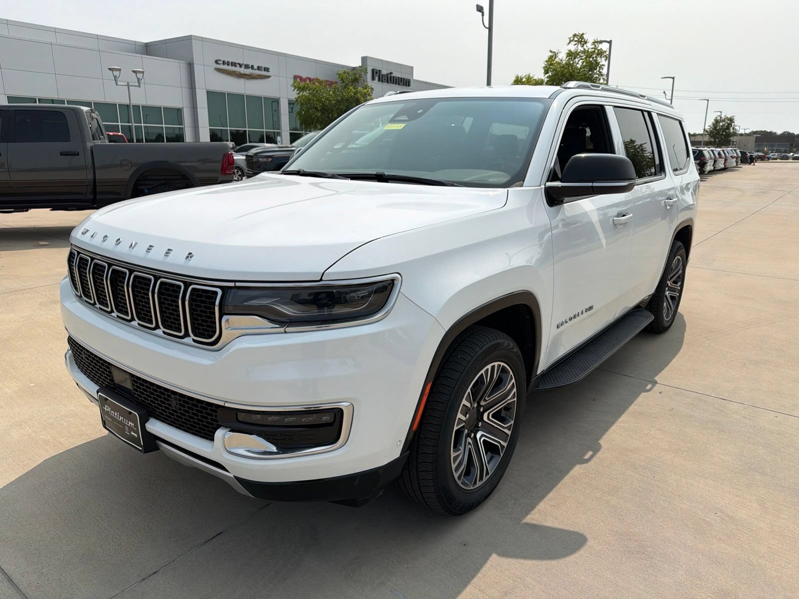 Used 2024 Jeep Wagoneer Series II w/ Flexible Seating Group RWD image 9