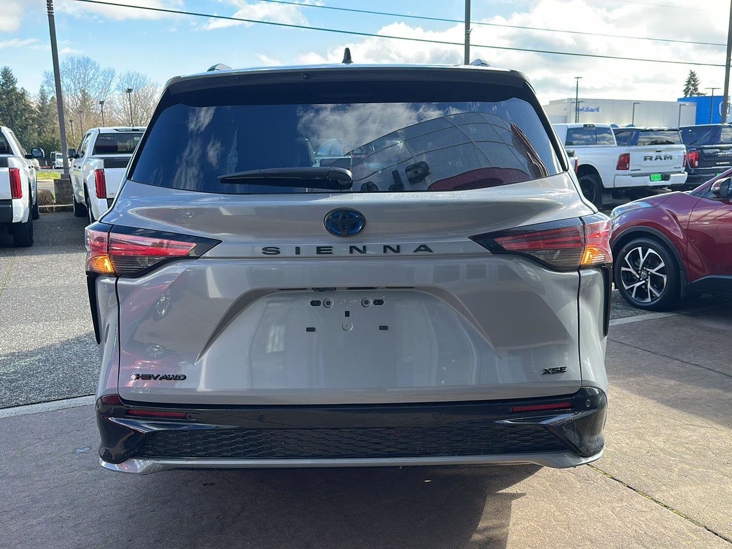 Used 2025 Toyota Sienna XSE w/ XSE Plus Package image 14