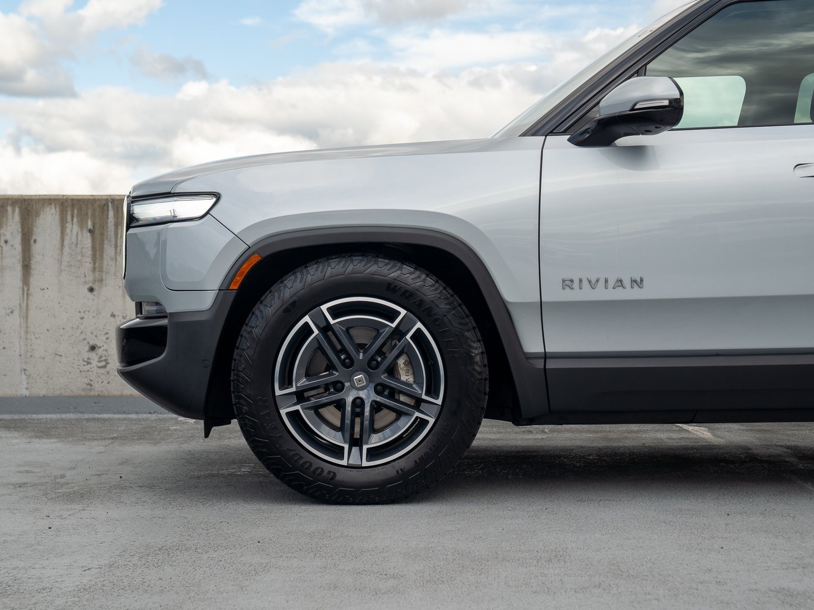 Used 2025 Rivian R1S Adventure Dual AWD/4WD image 11