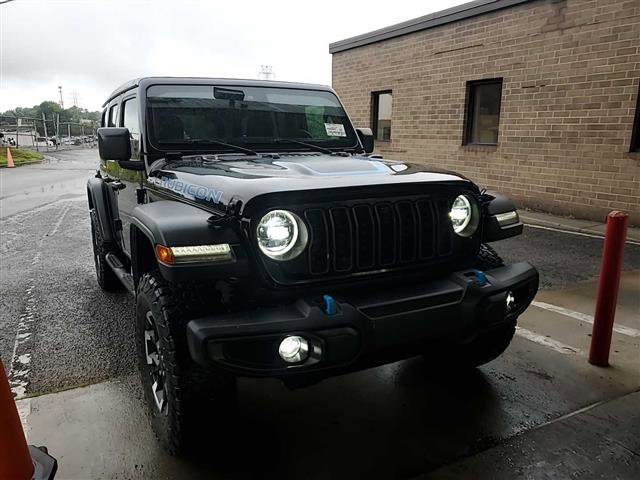 Used 2024 Jeep Wrangler Unlimited Rubicon 4xe w/ Technology Group AWD/4WD image 2