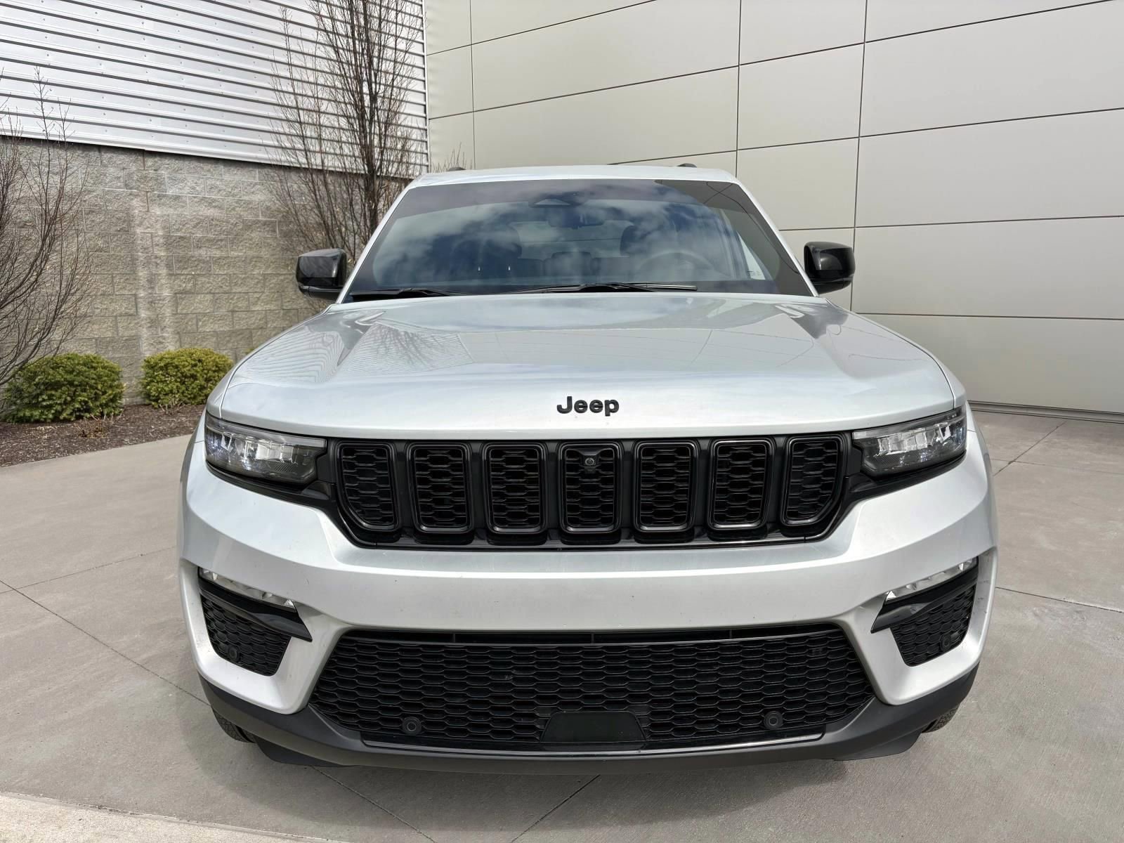 Used 2025 Jeep Grand Cherokee Limited w/ Luxury Tech Group II image 2