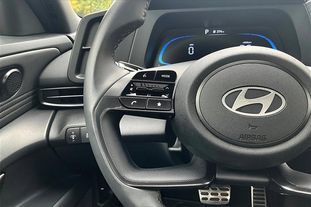 Certified 2025 Hyundai Elantra Sport image 18