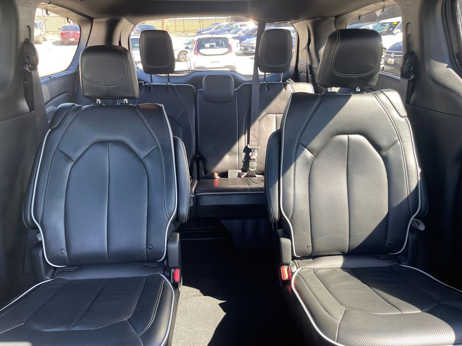 Used 2025 Chrysler Pacifica Limited image 40