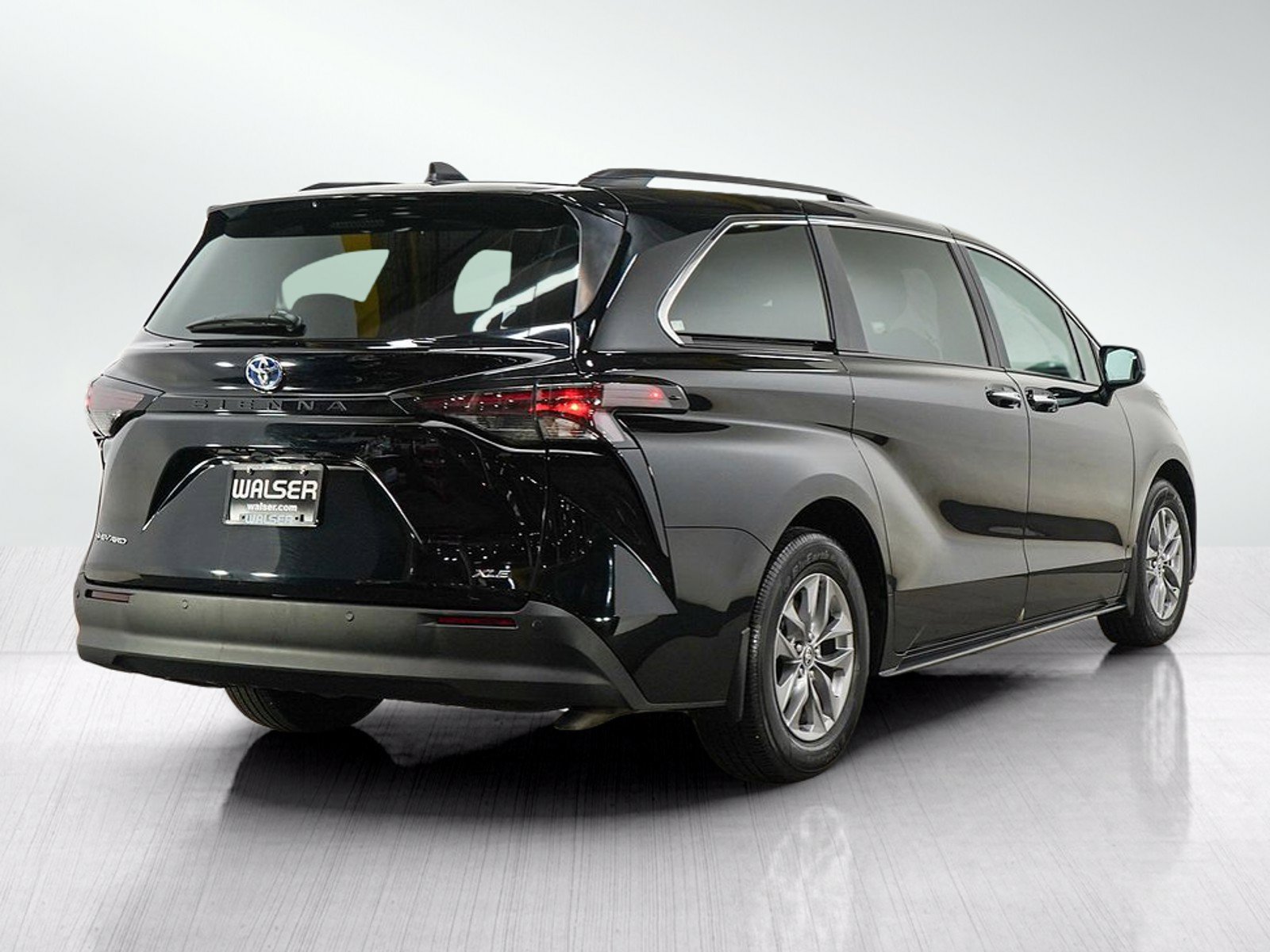 Used 2025 Toyota Sienna XLE w/ XLE Plus Package AWD/4WD image 5