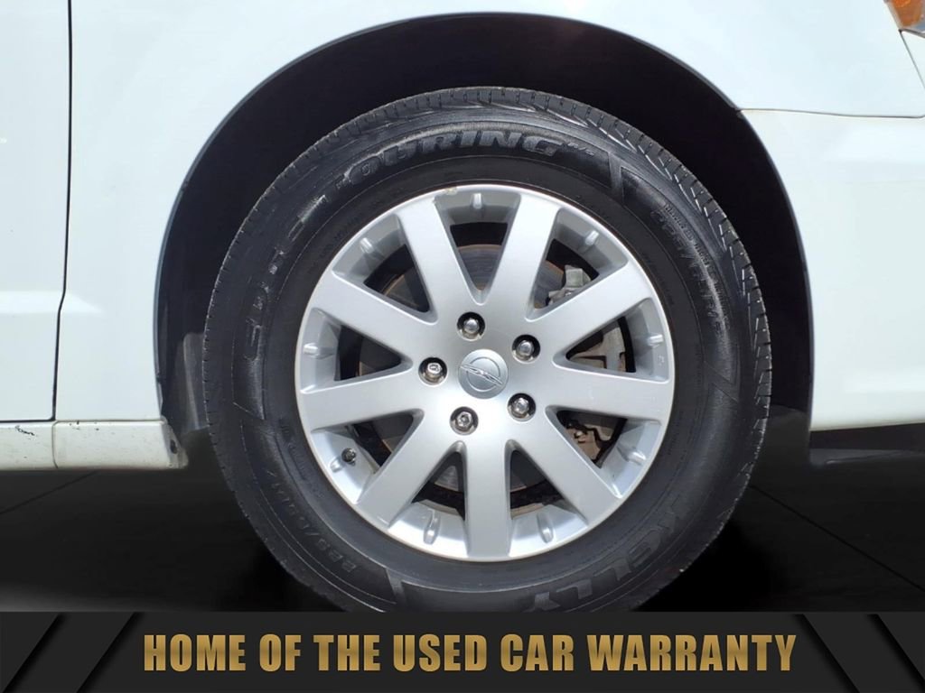Used 2014 Chrysler Town & Country Touring FWD image 11
