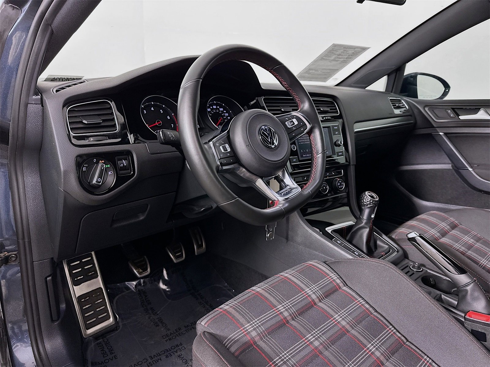 Used 2018 Volkswagen Golf 4-Door image 9