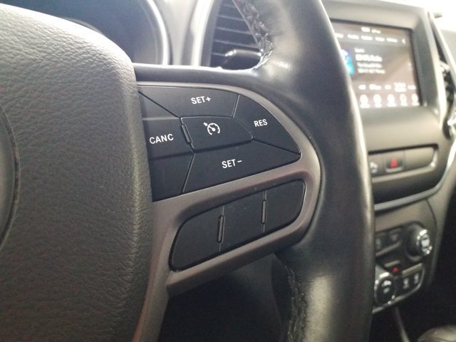 Used 2019 Jeep Cherokee Latitude Plus w/ Cold Weather Group AWD/4WD image 5