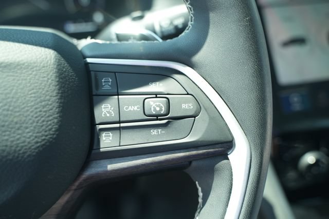 Used 2023 Jeep Grand Cherokee L Limited w/ Luxury Tech Group II AWD/4WD image 35
