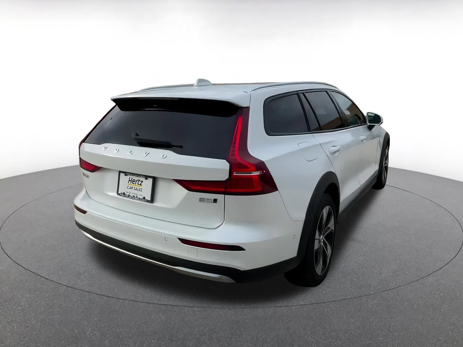 Used 2025 Volvo V60 B5 Cross Country Plus image 14