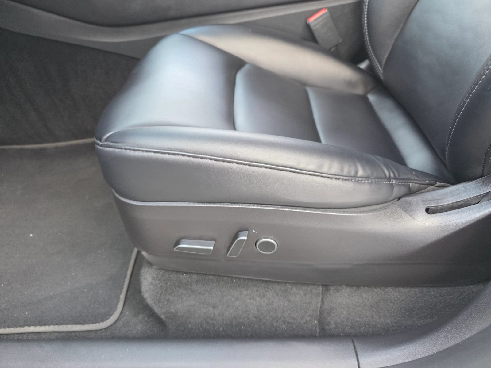 Used 2022 Tesla Model Y Long Range AWD/4WD image 25