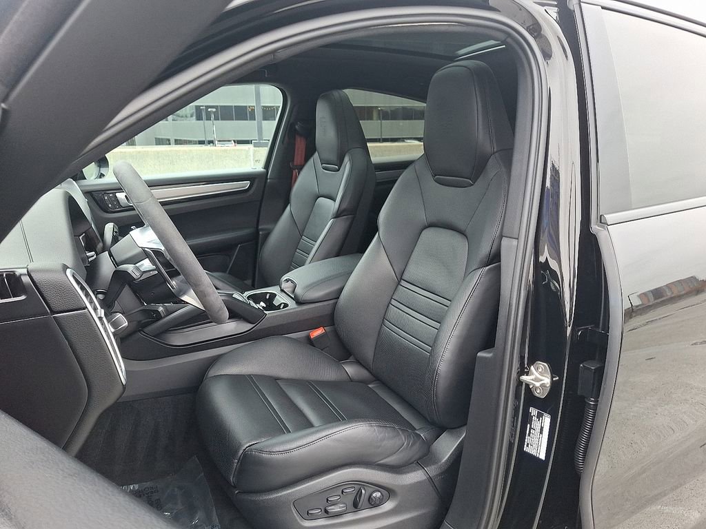 Used 2023 Porsche Cayenne Coupe image 5