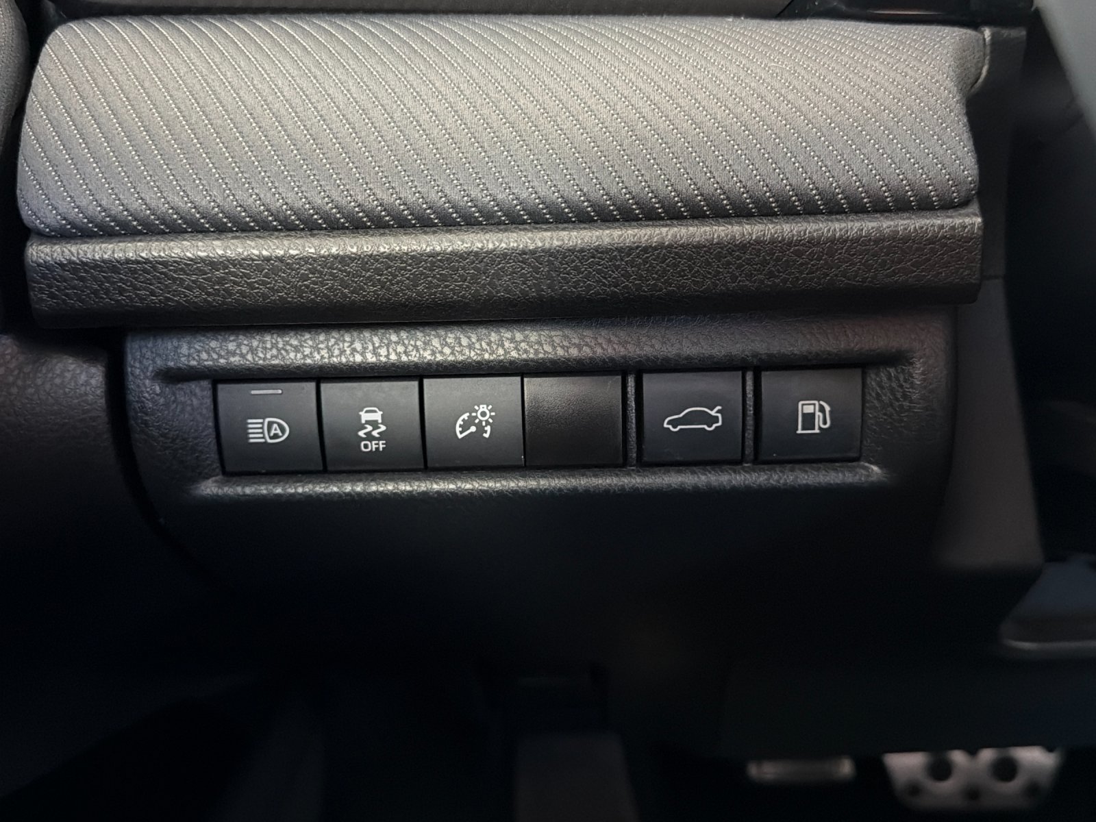 Used 2025 Toyota Camry SE w/ Convenience Package FWD image 25