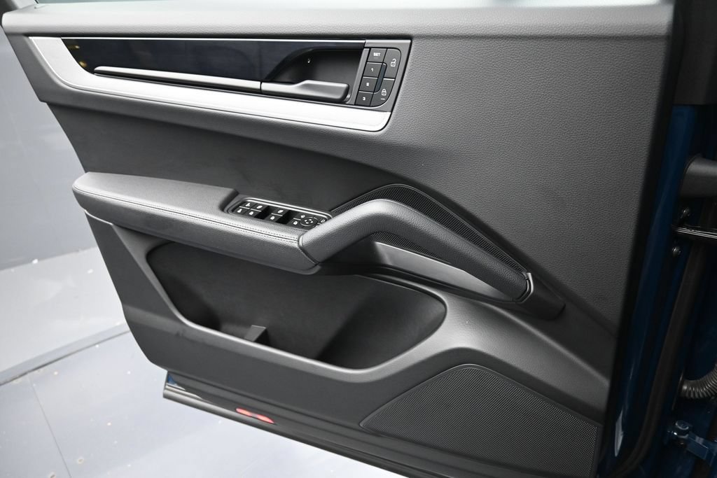 Certified 2025 Porsche Cayenne Coupe AWD/4WD image 24