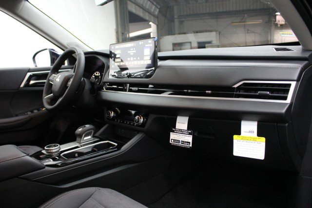 New 2026 Mitsubishi Outlander SE image 17