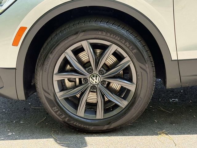 Used 2022 Volkswagen Tiguan SE w/ Panoramic Sunroof Package AWD/4WD image 7
