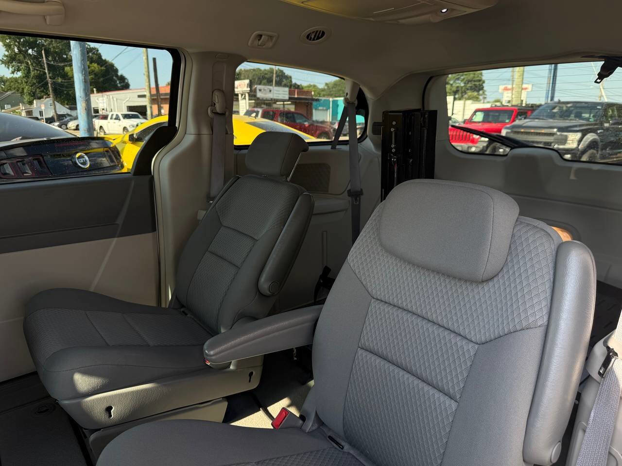 Used 2010 Chrysler Town & Country Touring image 22