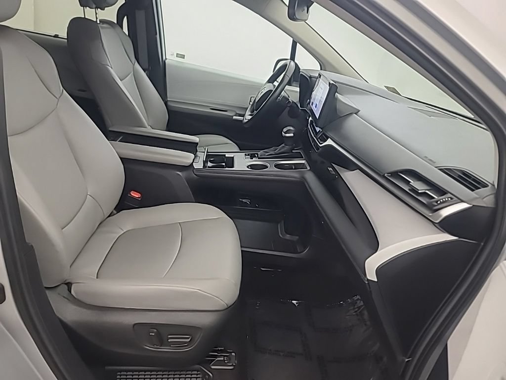 Used 2025 Toyota Sienna XLE FWD image 15