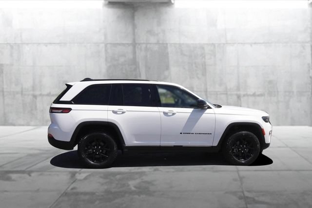 Used 2024 Jeep Grand Cherokee Altitude AWD/4WD image 5