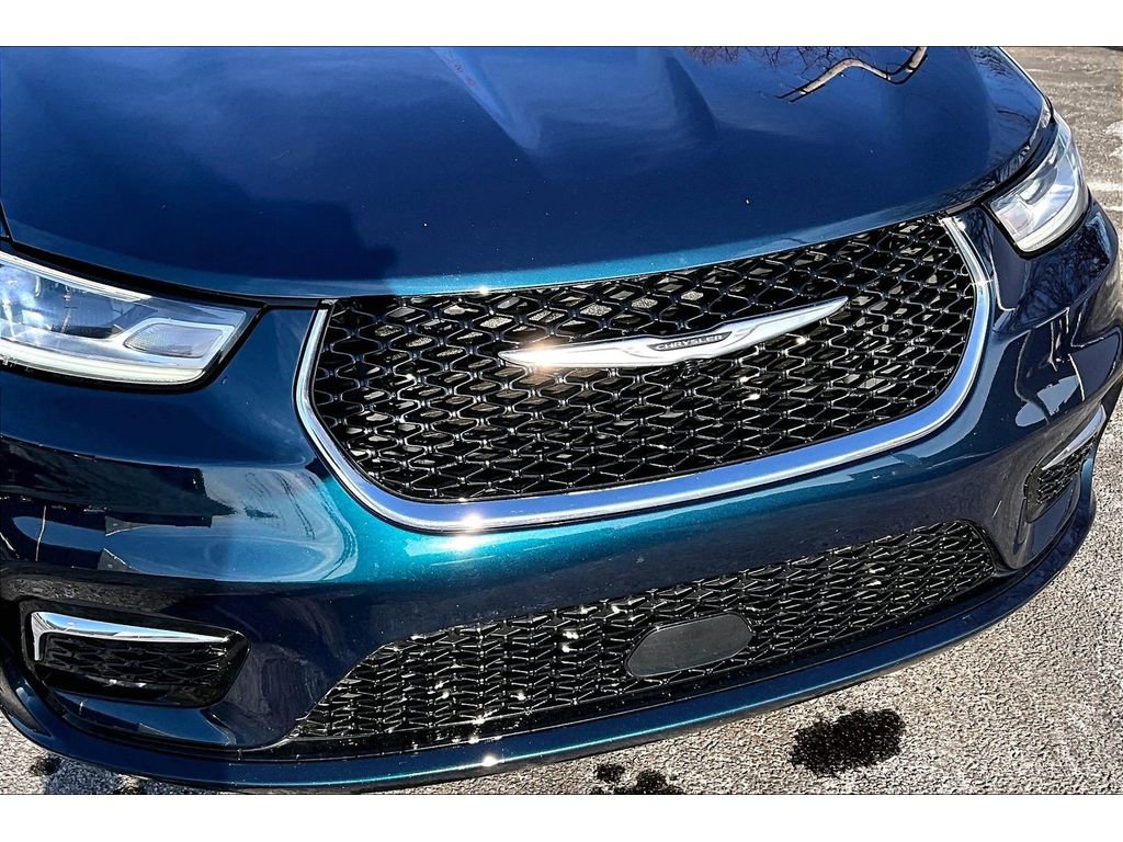 Used 2025 Chrysler Pacifica Select image 33