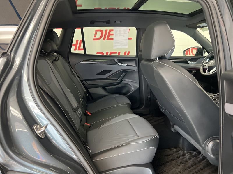 Used 2025 Volkswagen Tiguan SE R-Line AWD/4WD image 11