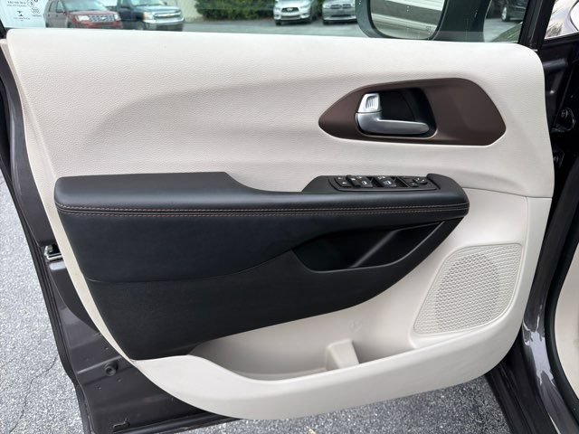 Used 2017 Chrysler Pacifica LX FWD image 13