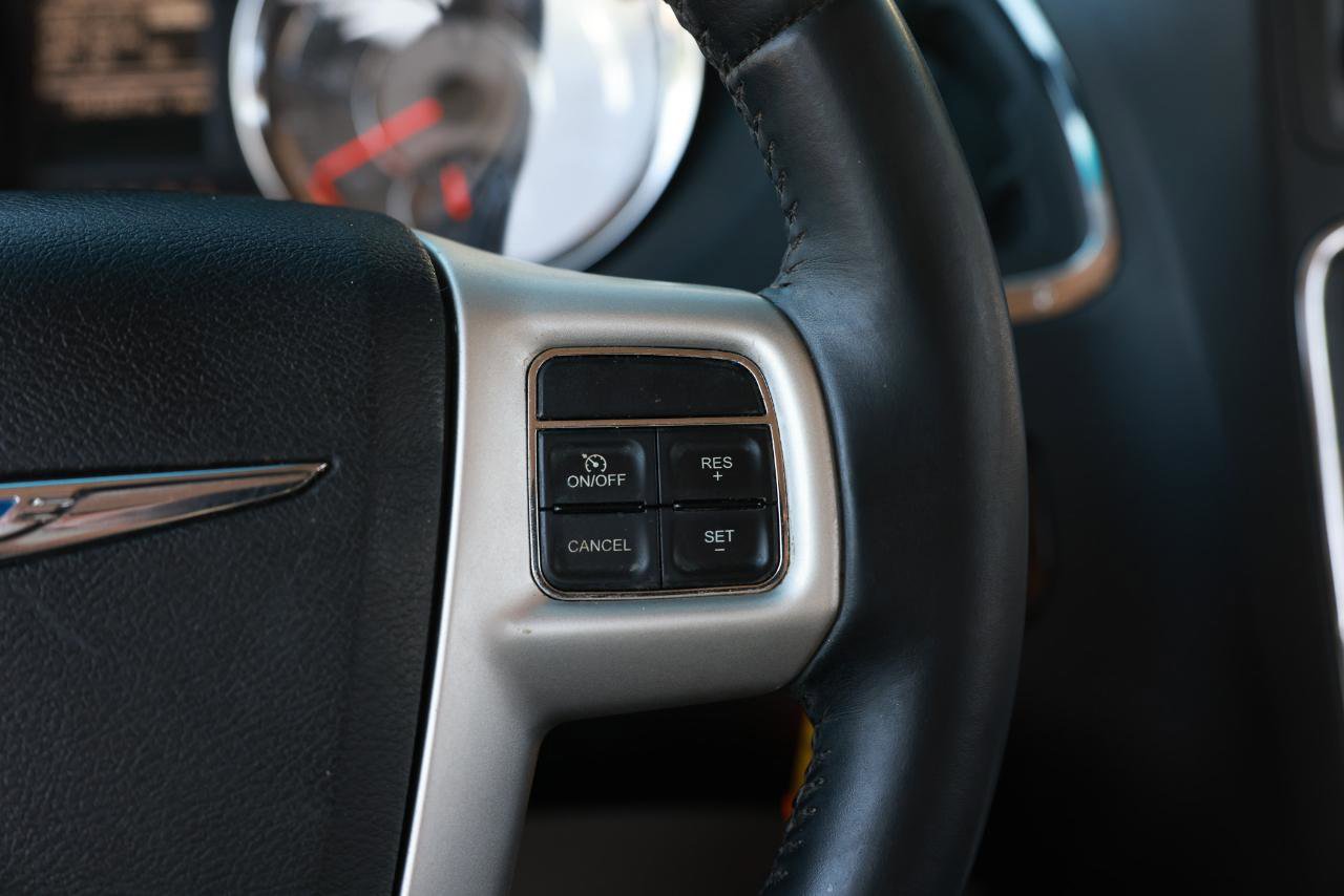 Used 2014 Chrysler Town & Country Touring FWD image 30