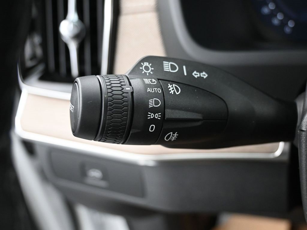 New 2026 Volvo XC90 B6 Plus w/ Protection Package Premier image 16