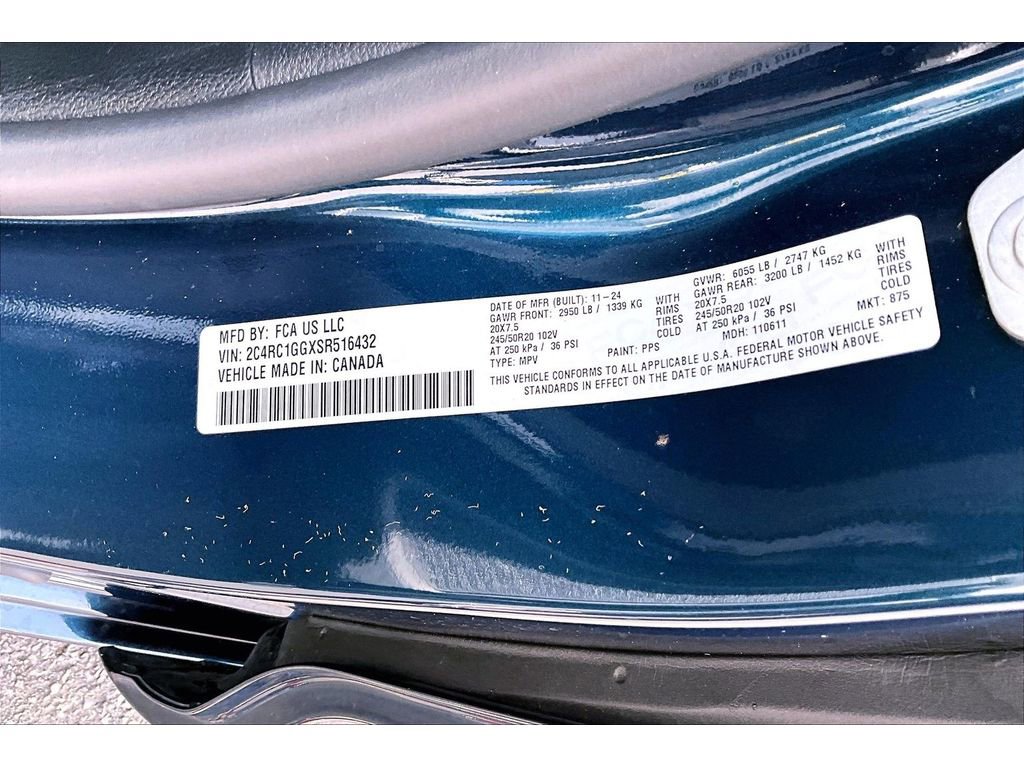 Used 2025 Chrysler Pacifica Limited image 36