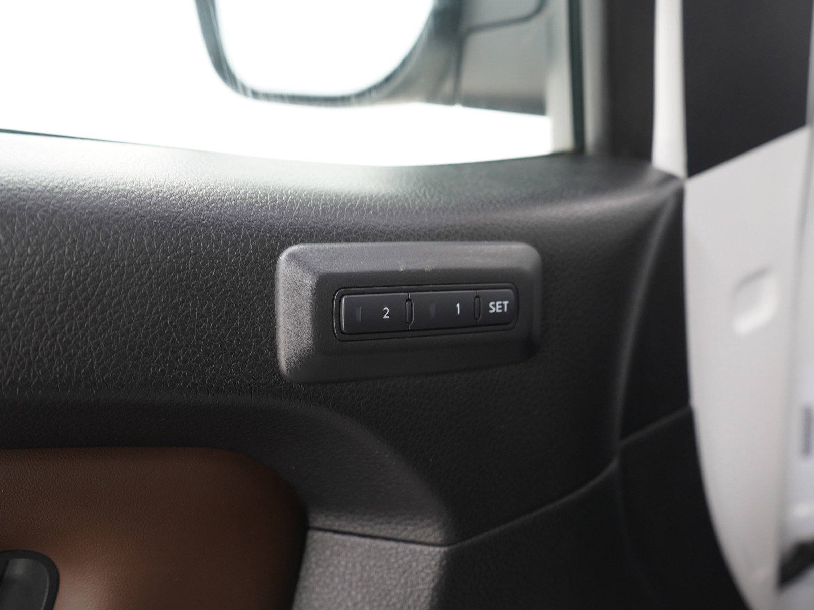 Used 2021 Nissan Titan Platinum Reserve w/ Moonroof Package image 24