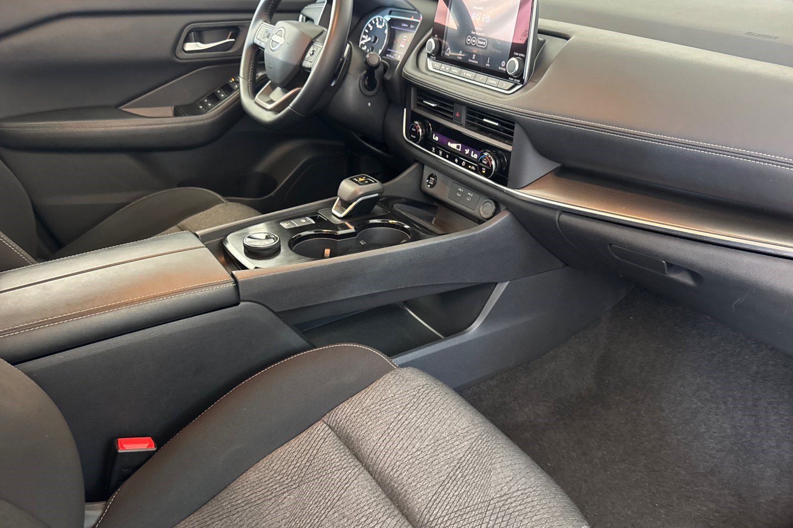Used 2025 Nissan Rogue SV AWD/4WD image 33