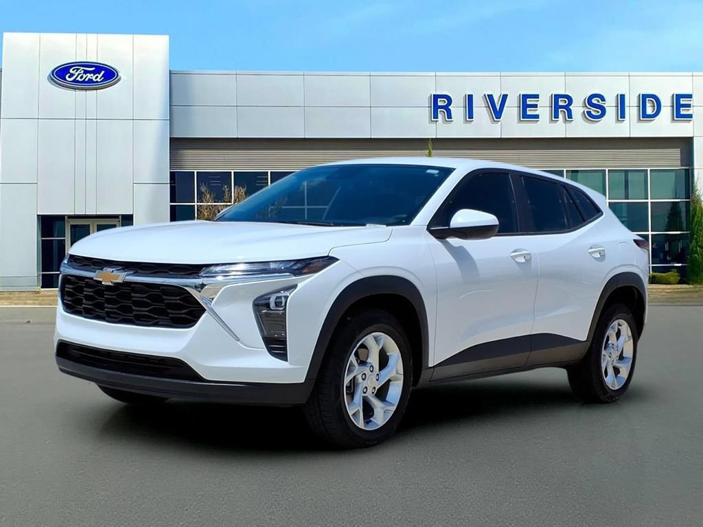 Used 2025 Chevrolet Trax LS w/ LS Convenience Package FWD image 3