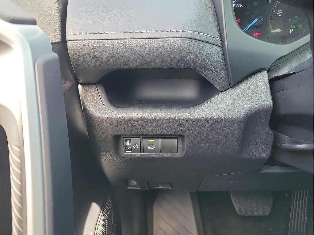 Used 2025 Toyota RAV4 XLE image 14