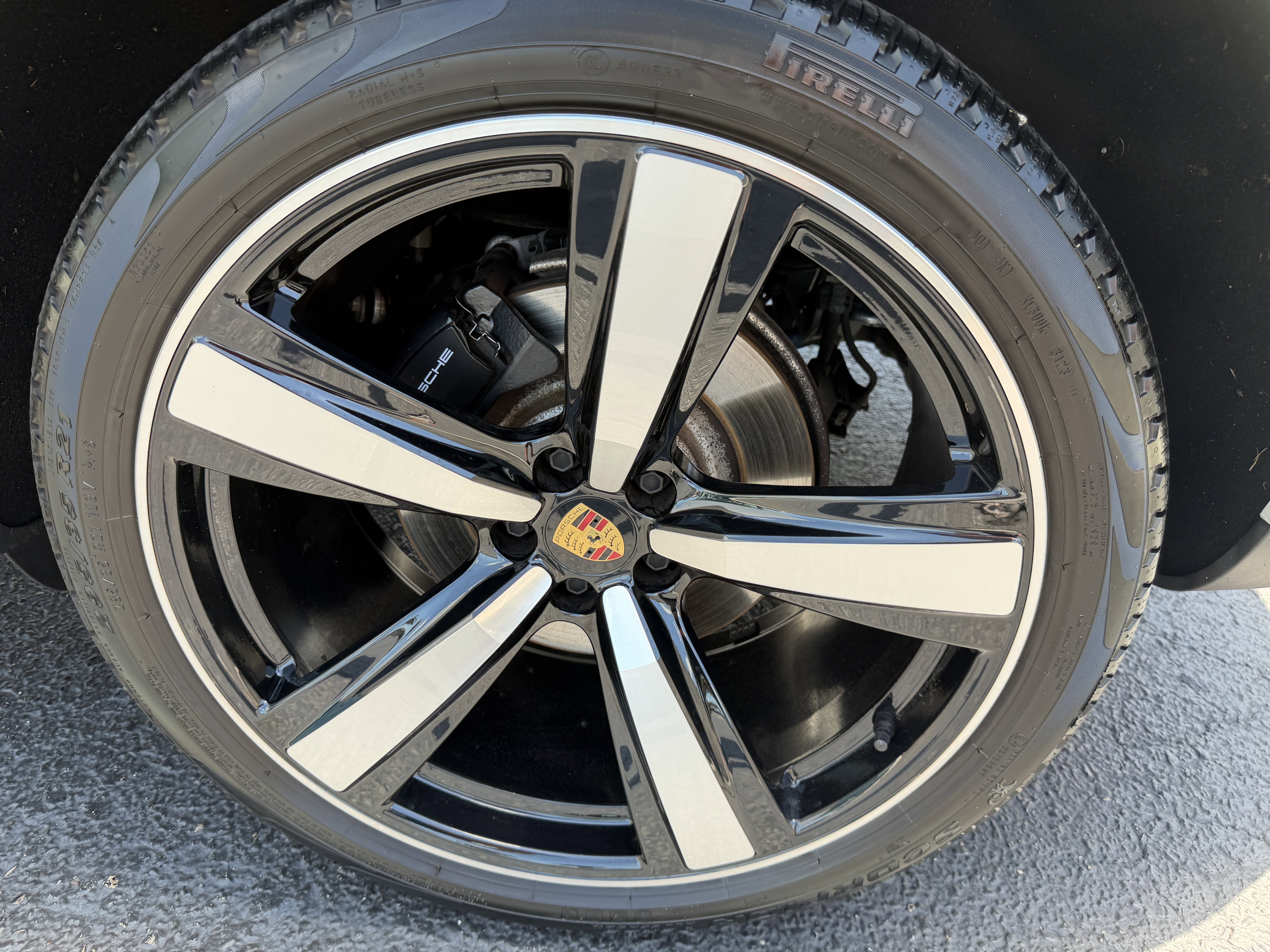Certified 2024 Porsche Macan AWD/4WD image 10