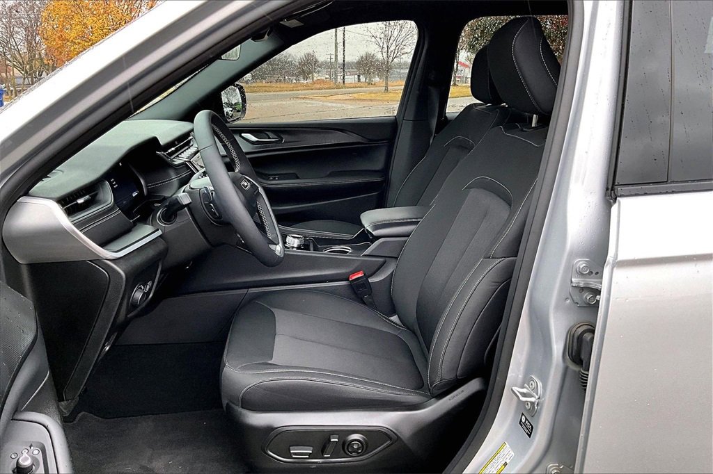 Used 2025 Jeep Grand Cherokee L Laredo w/ Luxury Tech Group I image 25