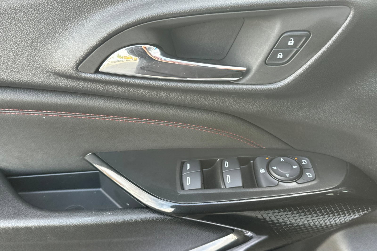 Used 2025 Chevrolet Trax RS w/ Driver Confidence Package image 12