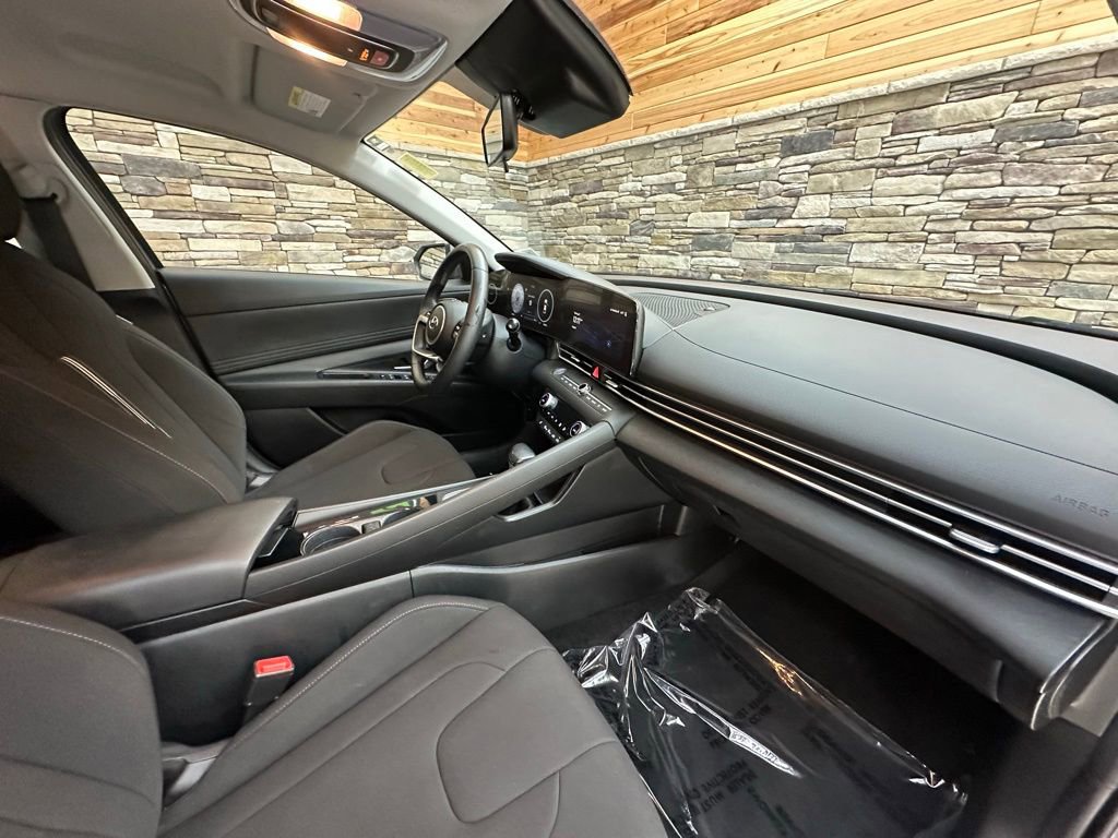 Used 2023 Hyundai Elantra SEL w/ Convenience Package image 12